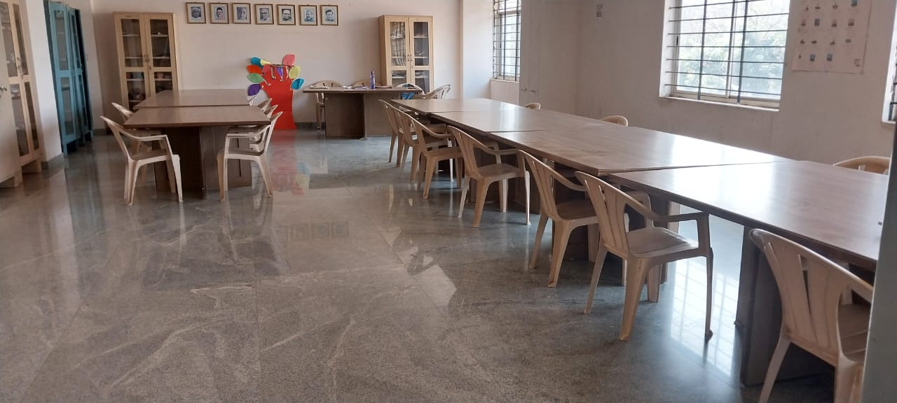 Florence Degree College Library study tables